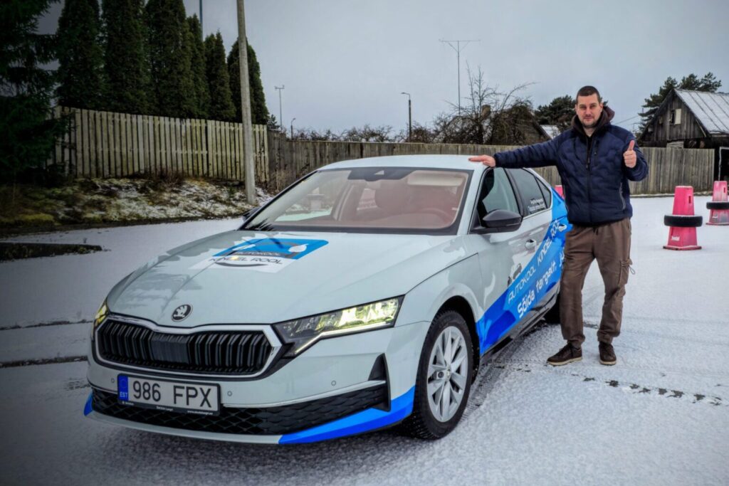 Sõiduõpetaja Igor Autokool Kindel Rooli õppesõiduauto kõrval Tallinnas