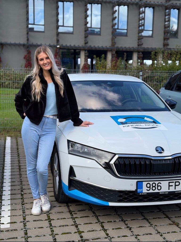 Sõiduõpetaja Elisabel Marciante Autokool Kindel Rooli õppeauto kõrval