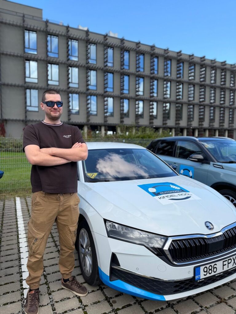 Sõiduõpetaja Igor Karagozjan Autokool Kindel Rooli õppeauto kõrval