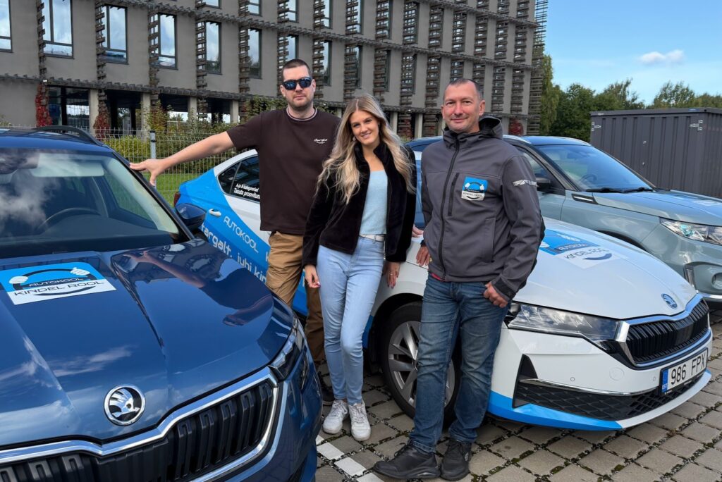 Kindel Rooli sõiduõpetajad Igor Karagozjan, Elisabel Marciante ja Alexey Katuntsev kooli õppeautode juures