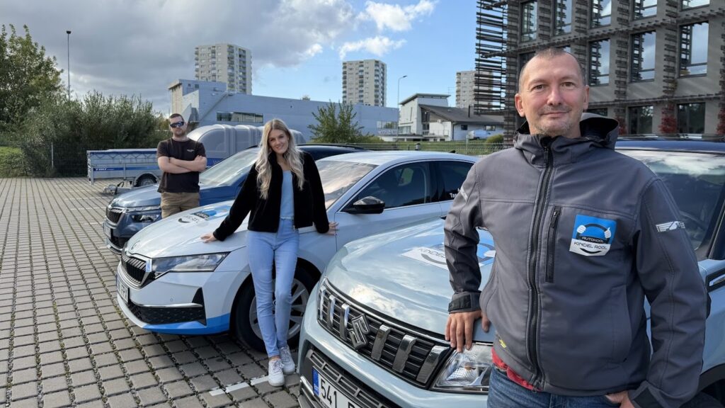 Sõiduõpetaja Alexey Katuntsev kooli õppeauto kõrval, taustal Elisabel Marciante ja Igor Karagozjan